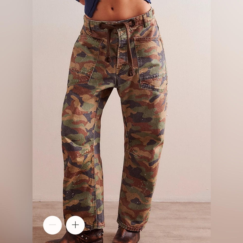 We The Free Moxie Printed Low-Slung Barrel Jeans in Camo